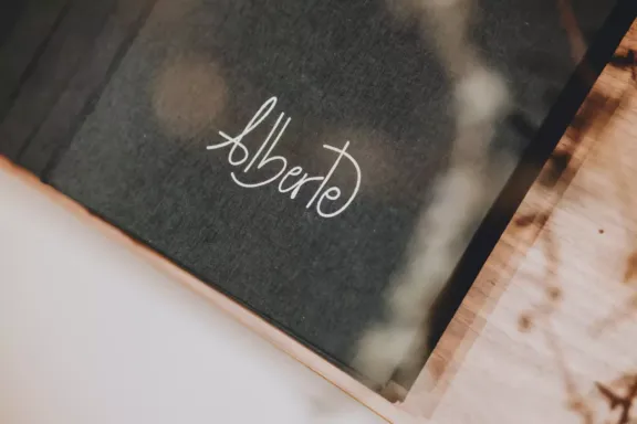 Tapa de la carta de Alberte con el logo