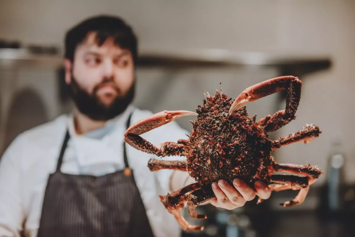 Alberte sujetando una nécora