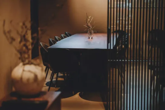 Mesa para 14 comensales en un reservado